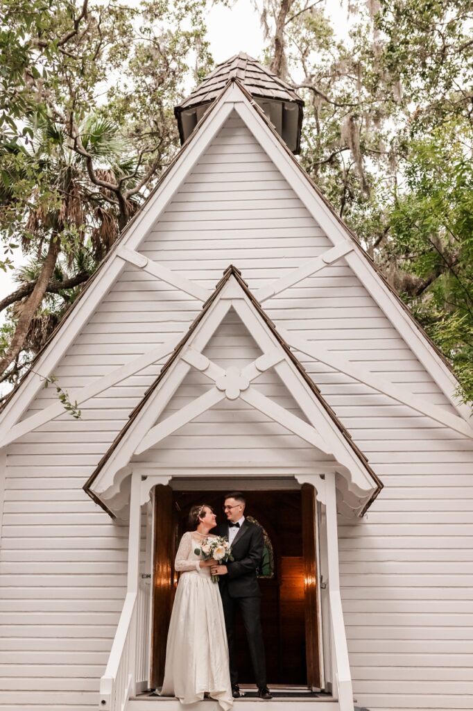 Bride and groom at Selby Gardens by Amanda Dawn Photography